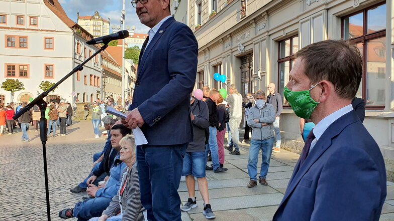 Pirnas OB Klaus-Peter Hanke (M.) im Mai 2020 beim Bürgerdialog auf dem Markt: Miteinander reden statt gegeneinander demonstrieren.