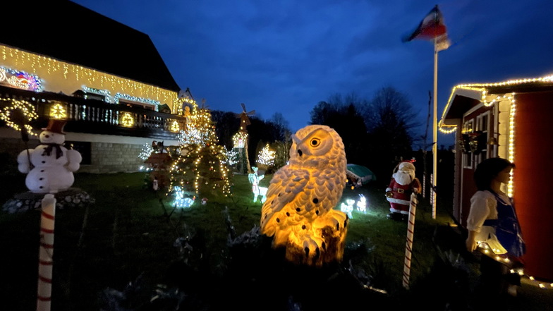 Im Garten an der Pillnitzer Straße in Radeberg stehen vor allem weihnachtliche Märchenfiguren.