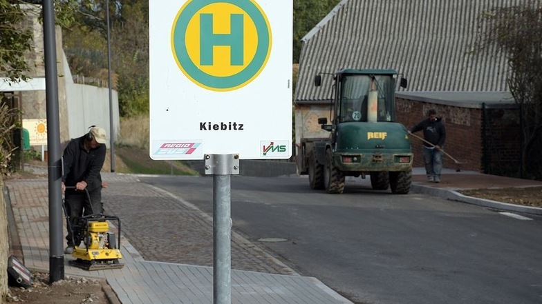Die Bushaltestelle in der Ortsmitte von Kiebitz wurde aus Sicherheits- und Platzgründen ein wenig versetzt. Ab dem 12. November wird sie wieder angefahren.
