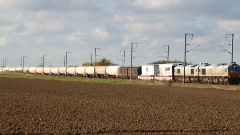 Ein Zug mit speziellen Cargobeamer-Aufsätzen auf dem Weg nach Calais.
