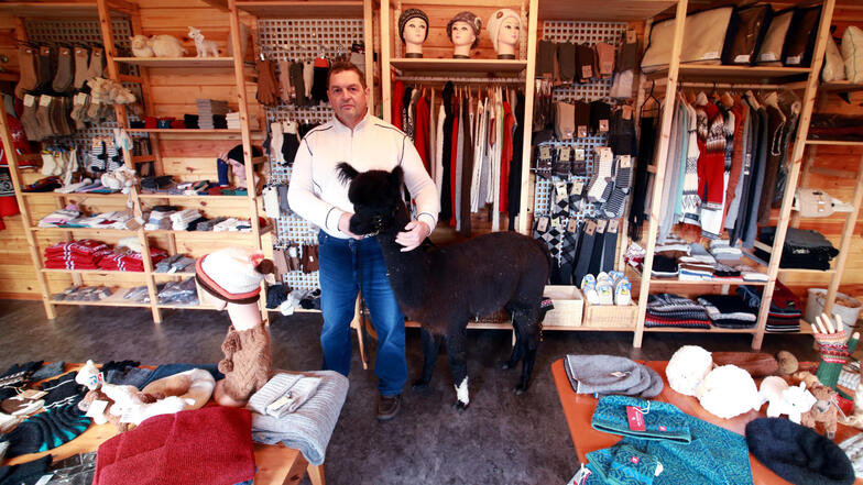 Jörg Fiedler (53) betreibt in Königsbrück einen Alpaka-Hof mit Laden.