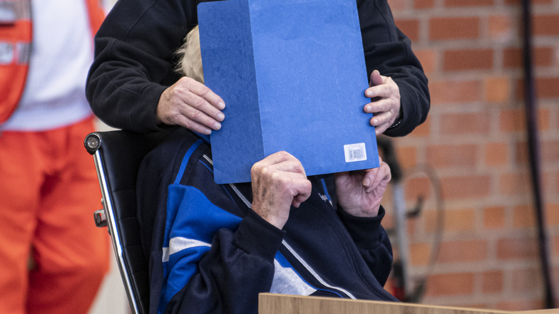 Ein angeklagter ehemaliger KZ-Wachmann wurde zu fünf Jahren Haft verurteilt.