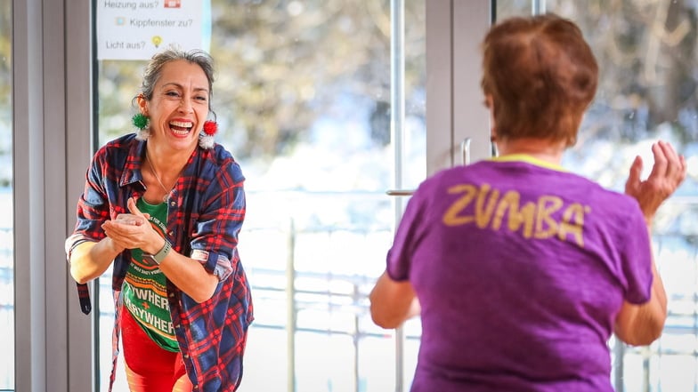 Zumba Gold: Onari Massiel Melián-Hoepping begeistert im Dresdner ASB-Begegnungszentrum "Wiesenhäuser" regelmäßig bewegungsfreudige Senioren.