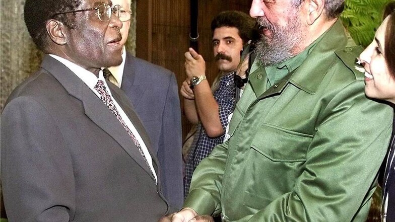 2002: Simbabwes Diktator Robert Mugabe beim kräftigen Händedruck.