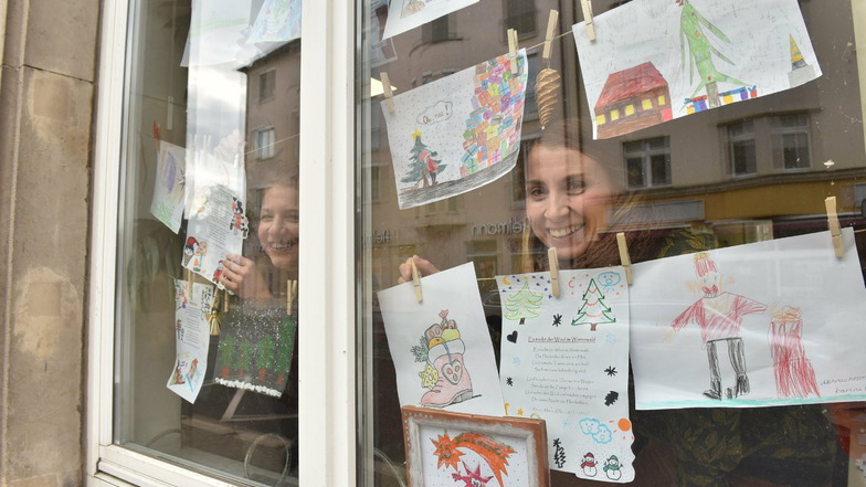 Selbstgemalte Bilder im Schaufenster des Kobü mit Kristin Weiß (rechts) und Ines Ackermann