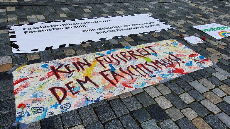 Plakate von "Herz statt Hetze" auf dem Neumarkt.