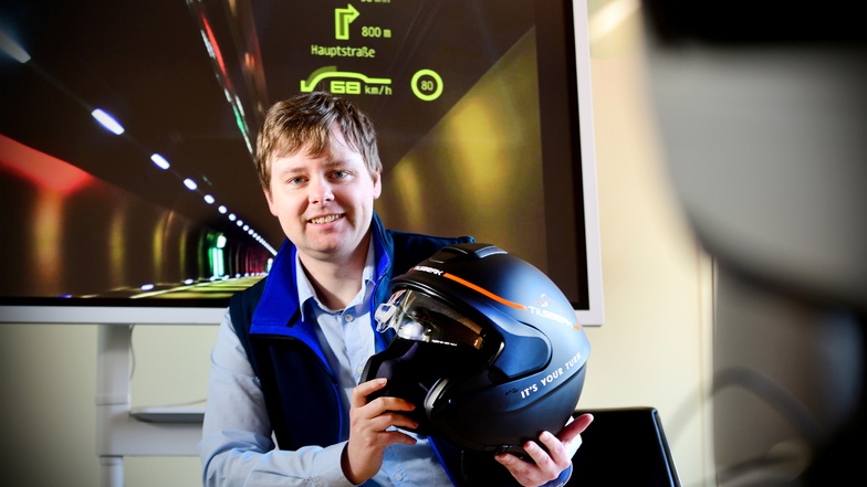 Mirko Zabel zeigt einen Prototyp eines Motorradhelms mit integriertem Head-up-Display.
