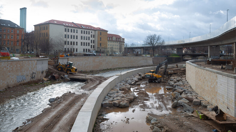 Der Weißeritzknick an der Löbtauer Hochstraße wurde so ausgebaut, dass der Fluss hier nur noch eine leichte Kurve schlägt.