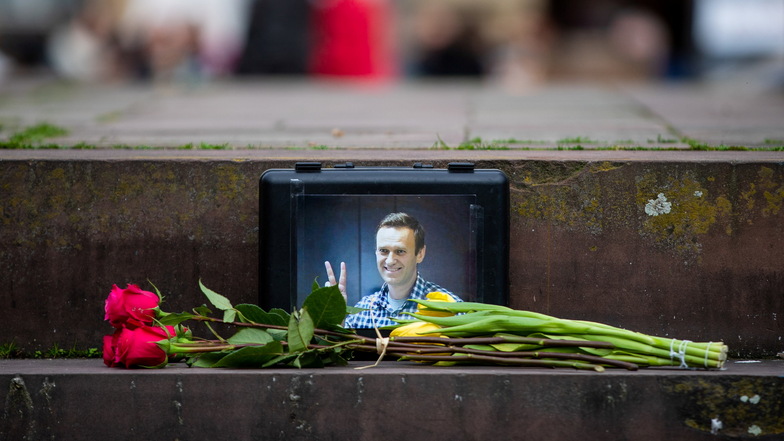 Auch in Deutschland sind viele erschüttert über den Tod von Kremlkritiker Alexej Nawalny. Vielerorts wird ihm gedacht - wie hier am Schillerplatz in Stuttgart.