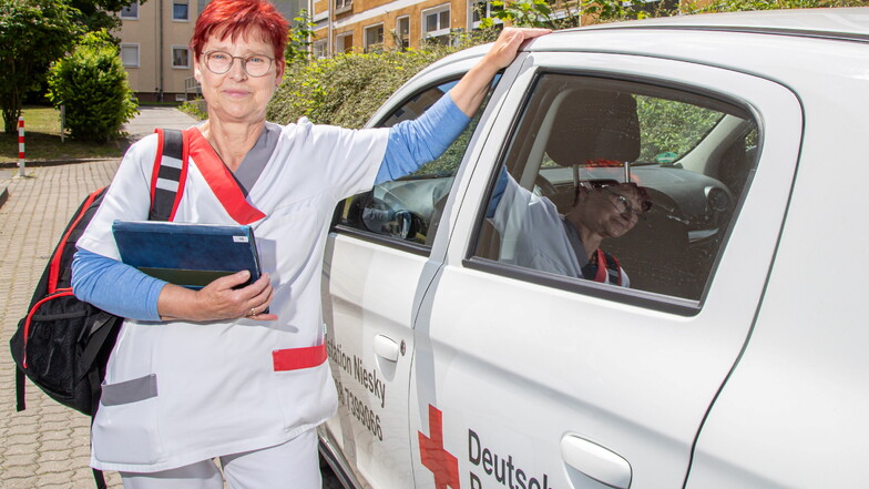 Krankenschwester Marina Socke ist im ambulanten Dienst für die DRK-Sozialstation in Niesky unterwegs.