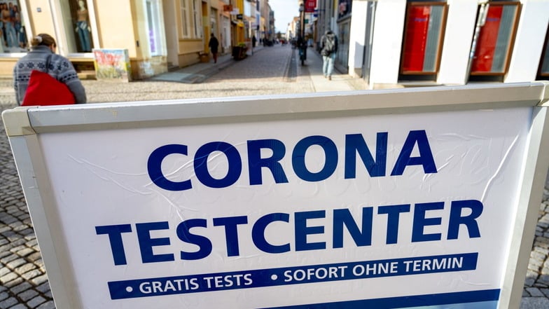 In Dresden fallen wieder mehr Corona-Tests positiv aus.