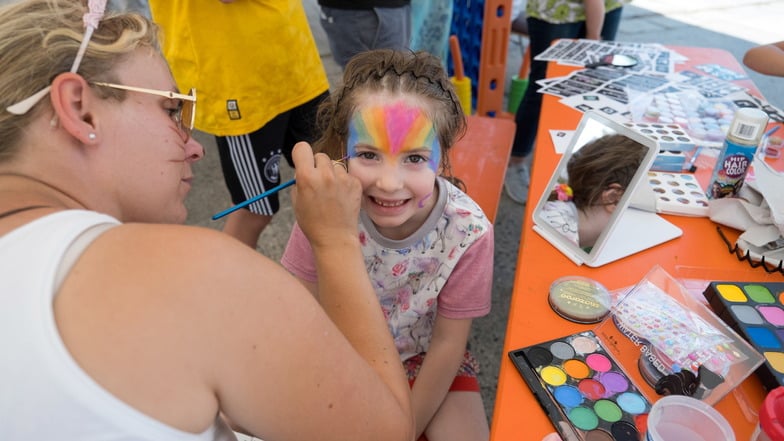 Kinderschminken ist immer wieder beliebt. Hier wird die fünfjährige Yuna von Franka Hees bemalt.