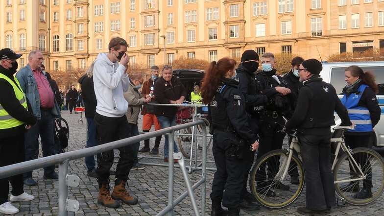 Das Foto zeigt Sascha W. (mit Rad) am 19. April 2021 auf dem Altmarkt vor einer Querdenker-Demo. An dem Tag wurde er von der Polizei wegen seiner fehlenden Maske nicht auf die Demo gelassen.