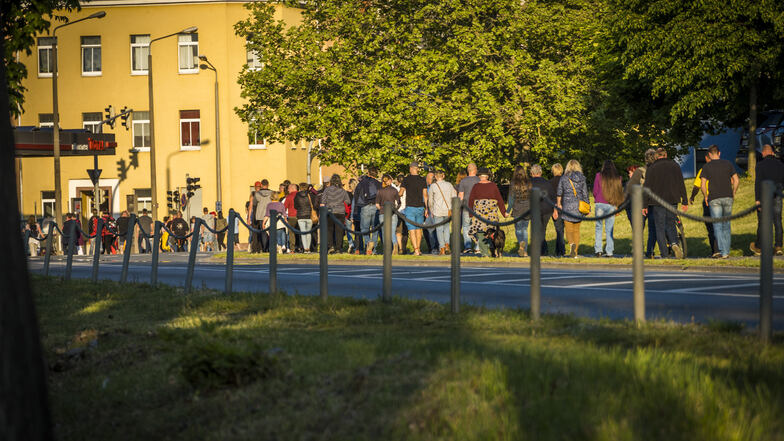 Montagabend spazierten Dutzende Menschen auf einer Rundroute durch Riesa. Hier geht es die Breitscheidstraße zurück in Richtung des Start- und Zielorts am Rathausplatz.