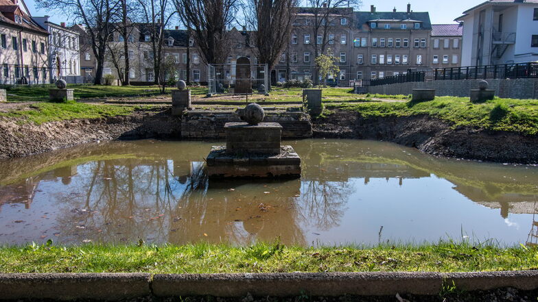 Der Teich im Stadtpark „Am Reinhardtsthal“ in Hartha wurde vom Schlamm und Dreck befreit. Nun müssen zusätzliche Arbeiten ausgeschrieben werden.