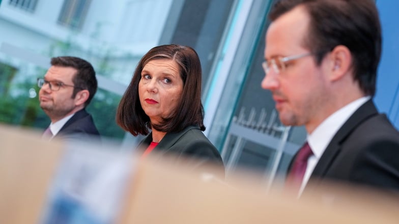 Dirk Wiese (SPD), Katrin Göring-Eckardt (Grüne) und Marco Buschmann (FDP) stellen Eckpunkte zur "Geordneten Beendigung der epidemischen Lage von nationaler Tragweite" vor.