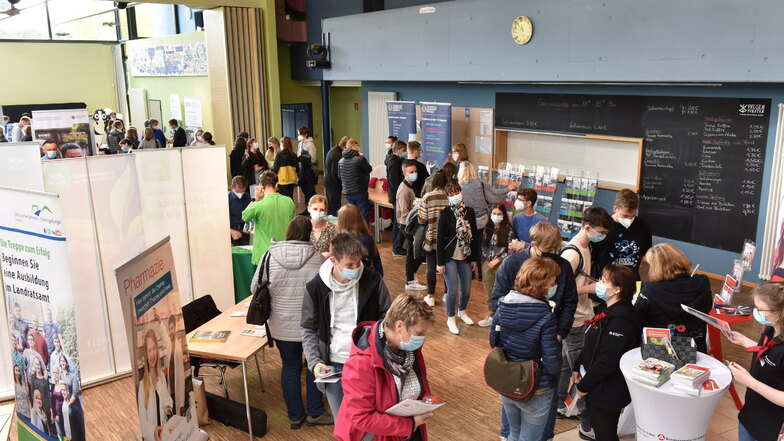 Rund 350 Besucher kamen zur Unibörse in die Aula des Dippser Gymnasiums. 27 Hochschulen, Firmen und Behörden stellen sich und ihre Angebote vor.