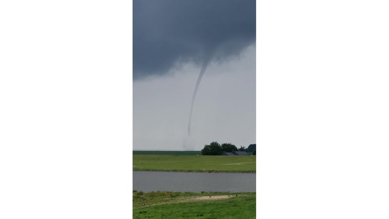 Den Tornado über der Elbe bei Brokdorf hat Jan Grube aus Brokdorf in einem Handy-Video festgehalten.