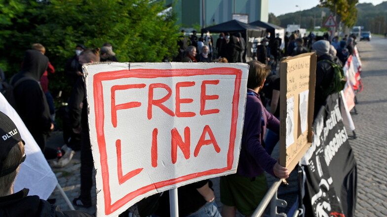 Zu Beginn des Prozesses gegen Lina E. gab es vor Gericht Demonstrationen.