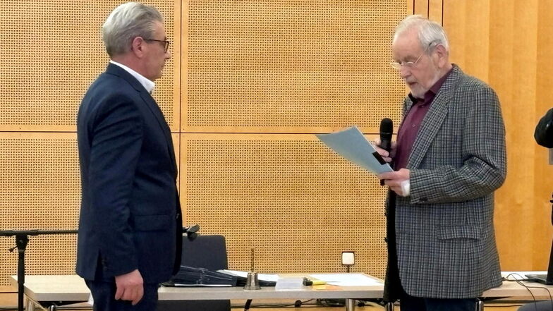Pirnas OB Tim Lochner (li.) ist am Montagabend vereidigt worden. Stadtrat Bernd Kühnel (re., Freie Wähler) hat den Amtseid abgenommen.