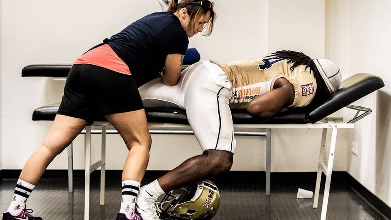 ...  während sich Glenn Tonga von Physiotherapeutin Stephanie Hahnel die Muskeln kneten lässt.