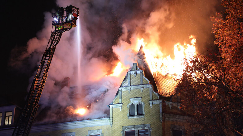 In Dresden-Löbtau muss die Feuerwehr die obere Etage und den Dachstuhl eines Wohnhauses löschen.