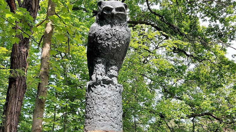 Im Waldpark hat die Stadt Skulpturen von Käuzen aufstellen lassen.