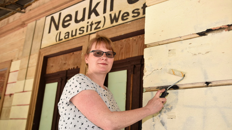 Immer wieder tauchen Schmierereien an der Fassade des Bahnhofsgebäudes Neukirch-West auf. Eigentümerin Marika Barber überstreicht sie jetzt konsequent.
