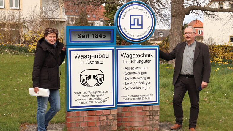 Ein Rätsel bleibt: Warum das Oschatzer Waagen-Denkmal gerade an dieser Stelle steht, wissen auch Dana Bach vom Museum und Jörg Ulmitz von der Oschatzer Waagen GmbH
nicht.