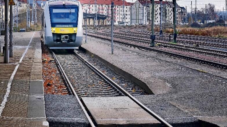 Auf dem Döbelner Hauptbahnhof gibt es beide Varianten, zu einem zweiten Gleis zu kommen: einen barrierefreien Übergang, der überwiegend für die Regionalbahn (RB) 110 von und nach Leipzig genutzt wird, sowie eine Unterführung. In Leisnig geht es nur über T