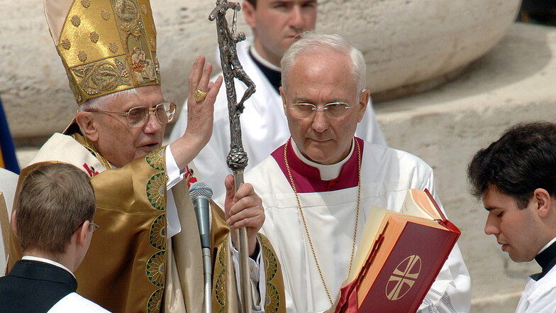 24.04.2005: Mit einem Einführungsgottesdienstes ist der damalige Papst Benedikt XVI. in sein Amt eingeführt worden.