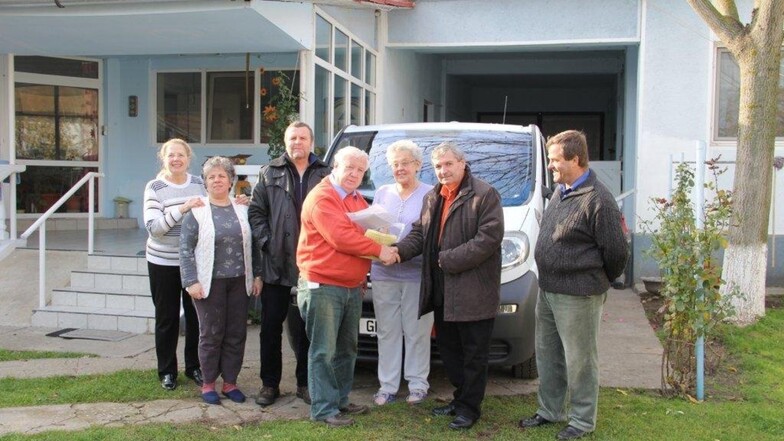 Die Mitglieder vom Zittauer Lions-Club übergeben den Bus für Behinderte an die Caritas Timisoare.