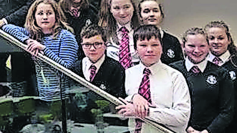 Schottische Schüler tragen Schuluniform, wie dieses Gruppenbild belegt.