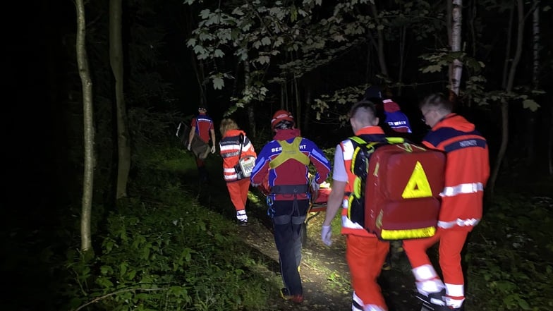 Kameraden der Bergwacht und ein Notarzt bringen den 16-Jährigen zum Rettungswagen.