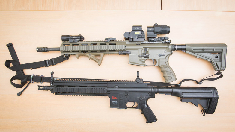 Diese beiden Sturmgewehre sind fast identisch. Oben: Das Modell der Polizei, eine AR-15 der Firma Haenel mit Visier. Unten: Eine HK 416 Airsoft, die Plastikkugeln mit Gasdruck verschießt. Die Waffen sind sich so ähnlich, dass sogar Zubehörteile wie das Vi