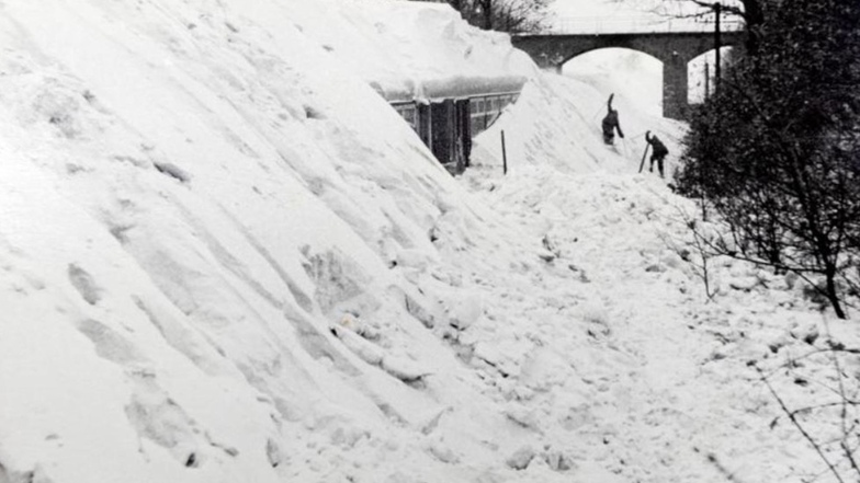 Zwischen drei und fünfeinhalb Meter hoch türmten sich die Schneemassen in den Bahneinschnitten.