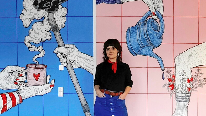 Illustratorin Bimmi Breidel kommt aus Bautzen und ist immer mal wieder in der Stadt, um wie etwa hier, Wände im Steinhaus neu zu gestalten. Am 11. März gibt sie einen Design-Workshop für Frauen im Tik.