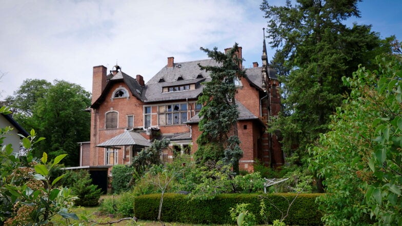Seit Mitte der 1990er-Jahre steht die Villa Kolbe an der Meißner Straße in Radebeul-Ost leer und ist dem Verfall preisgegeben. Der große Park ist völlig verwildert.