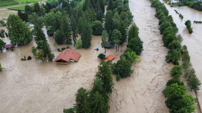 Das Haus, das fast bis zum Dach im Wasser steht, befindet sich sonst an einem See, nun steht es mittendrin und ist nur eines von Tausenden überfluteten in Slowenien.