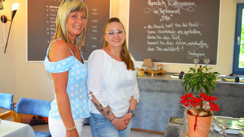 Gerlinde Storm (links) und ihre Tochter Maria Siegemund stehen im neuen Restaurant. Die Geschäftsführerin und die Rezeptionistin gehören zum mittlerweile zehnköpfigen Mitarbeiterstamm.