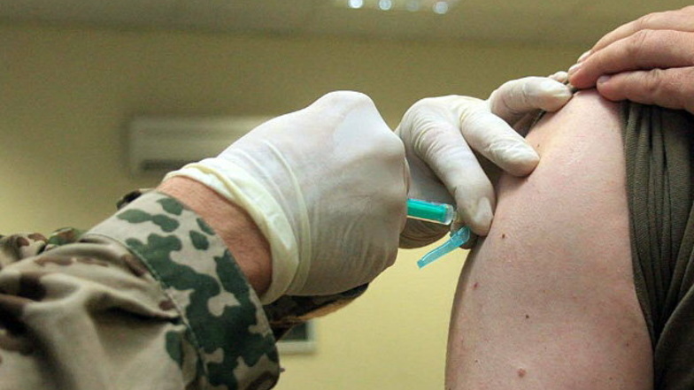 Ein Soldat der Bundeswehr wird geimpft.