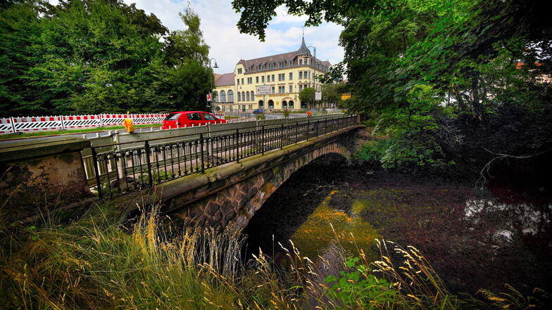 Unter der Brücke Am Kaiserhof in Radeberg soll es einen Tunnel für Fußgänger geben. Doch die Kosten sind hoch.