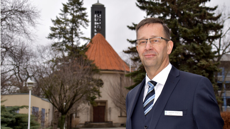 Pfarrer Stephan Siegmund vor seiner neuen Arbeitsstätte: der Diakonissenhauskirche.