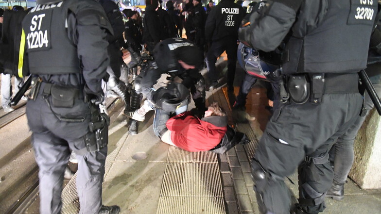Polizisten lösen am Freitagabend eine Blockade am Dr.-Külz-Ring auf.