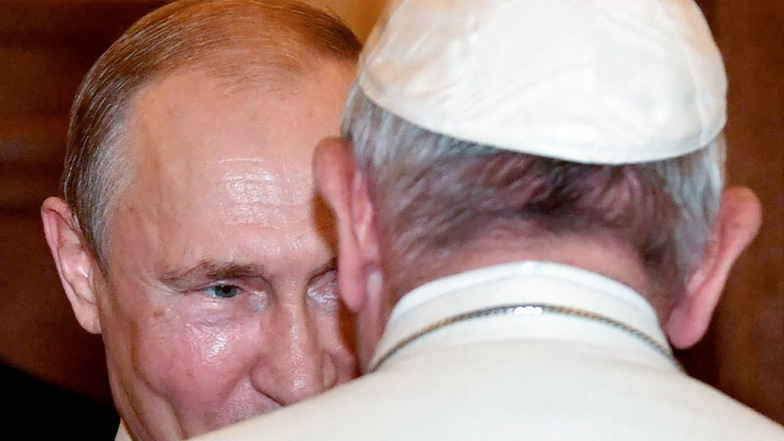 Papst Franziskus (r) empfängt Wladimir Putin im Juli 2019 in Rom