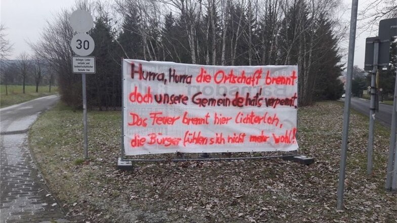 Schild des Anstoßes: Das Protestplakat, das vor zwei Wochen am Linzer Ortseingang aufgestellt worden war.