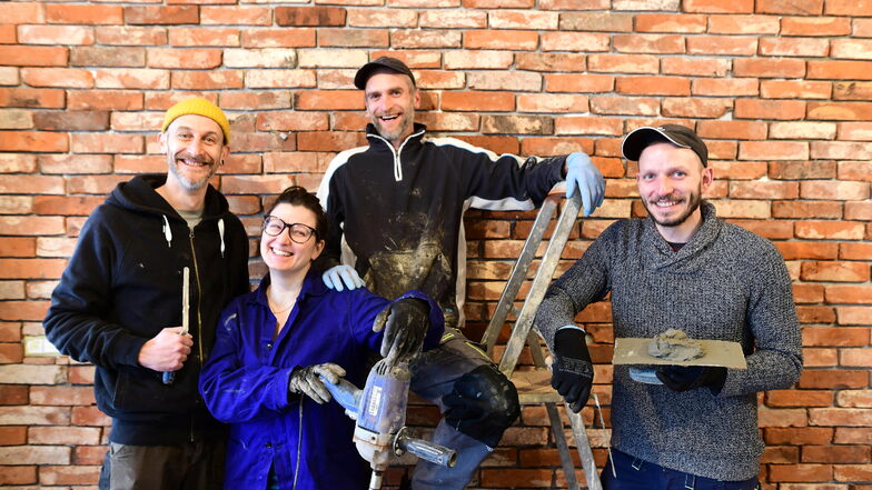 Haben Spaß beim Renovieren: Steve Seidler (Mitte) gründet die Firma Stadtsport in Löbau. Hilfe erhält er von Matthias (links) und Chris Seidler sowie Susan Hilsberg.