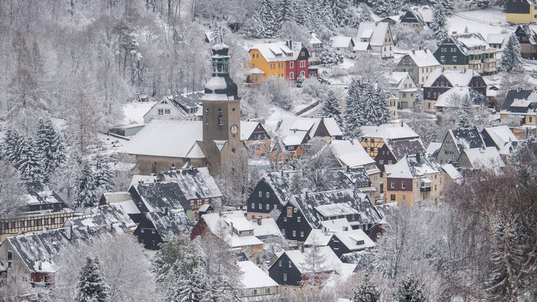 Blick auf die verschneite Kleinstadt Geising mit einer Kirche im sächsischen Osterzgebirge unweit der tschechischen Grenze.