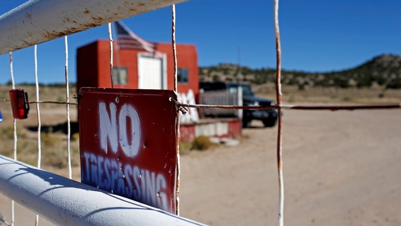 Ein "Betreten verboten"-Schild hängt am Zaun des Filmsets Bonanza Creek Ranch.