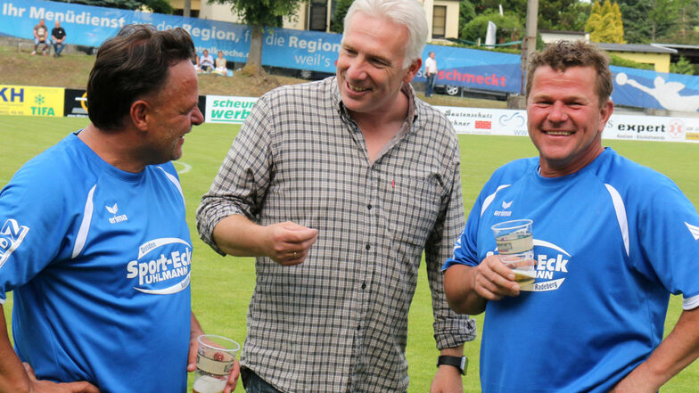 Im Juni 2017 freuten sich Tino Gottlöber (links) und Tilo Kosmetschke (rechts) am Rande eines Traditionsspieles gegen den BFC Dynamo mit Fred Wonneberger, der damals zum Bischofswerdaer FV zurückkehrte und Geschäftsstellenleiter wurde.